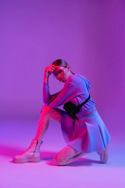 Mujer Con Estilo Gafas Sol Traje Moda Sentado Púrpura —  Fotos de Stock