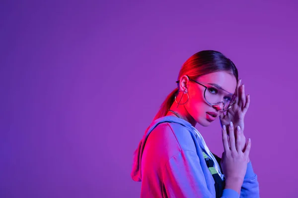 Joven Mujer Moda Gafas Sol Mirando Cámara Aislada Púrpura —  Fotos de Stock