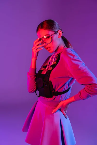 Stylish Woman Adjusting Sunglasses Standing Hand Hip Purple — Stock Photo, Image