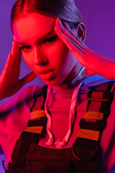 Pinking Beleuchtung Gesicht Der Jungen Stilvollen Frau Berührt Tempel Isoliert — Stockfoto