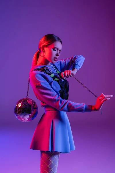 Młoda Modna Kobieta Pozowanie Błyszczącą Kulą Disco Fioletowy — Zdjęcie stockowe