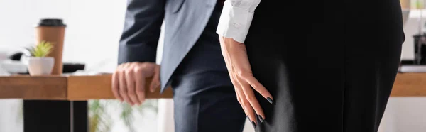 Bulanık Arka Plan Afişte Adamının Yanındaki Sekreterin Kısmi Görünümü — Stok fotoğraf