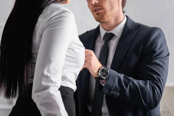 Vista Parcial Hombre Negocios Ropa Formal Tocando Pecho Secretario Blusa — Foto de Stock