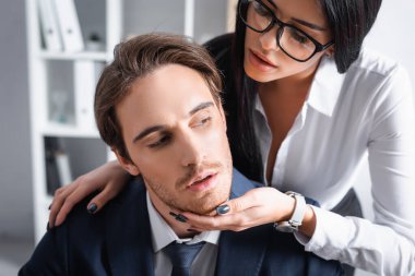 tutkulu sekreter ofiste onu baştan çıkarırken iş adamına dokunuyor