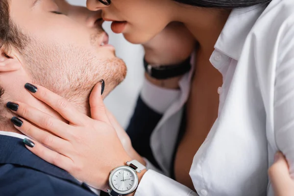 Vista Parziale Appassionata Donna Affari Baciare Collega Sfondo Sfocato — Foto Stock