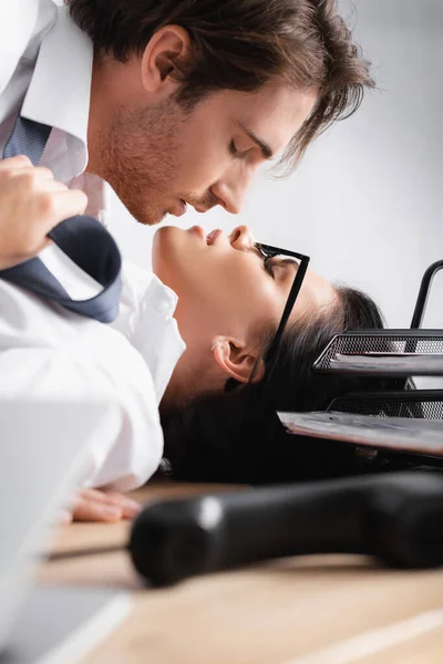 Side View Businessman Kissing Sensual Secretary Handset Blurred Foreground — Stock Photo, Image