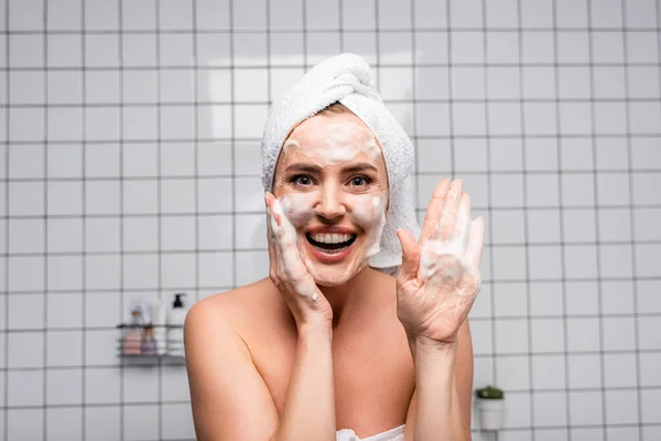 Cheerful Woman Naked Shoulders Showing Palm Foam Cleanser Bathroom — Stock Photo, Image