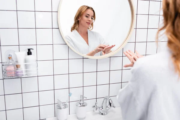 Mujer Aplicando Crema Manos Cerca Del Espejo Baño — Foto de Stock