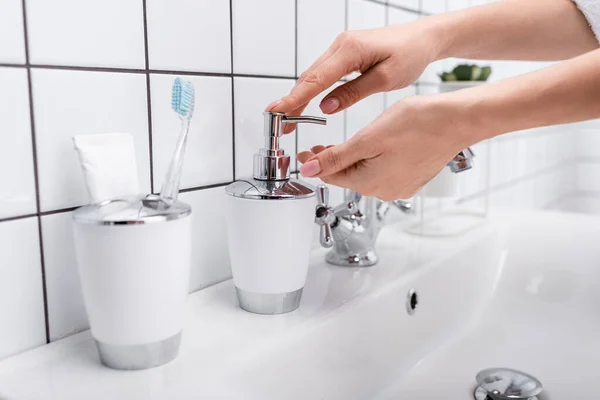 Bijgesneden Weergave Van Vrouw Met Behulp Van Zeepdispenser Badkamer — Stockfoto