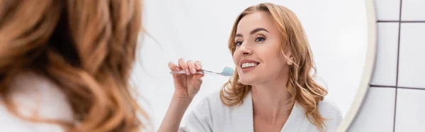 Mulher Alegre Segurando Escova Dentes Com Pasta Dentes Perto Espelho — Fotografia de Stock