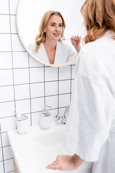 Χαρούμενη Γυναίκα Κρατώντας Οδοντόβουρτσα Οδοντόκρεμα Και Κοιτάζοντας Τον Καθρέφτη — Φωτογραφία Αρχείου