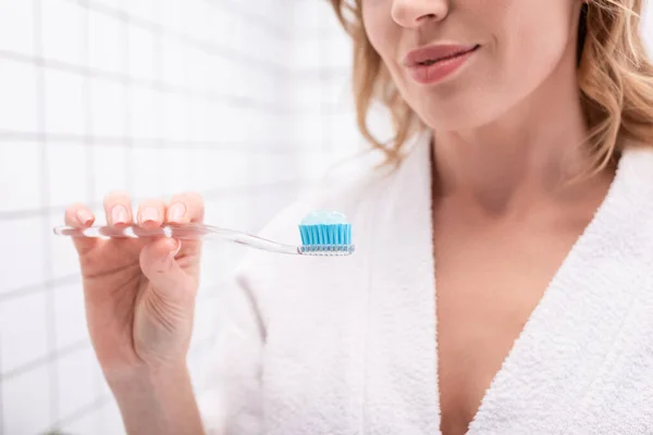 歯磨き粉で歯ブラシを持っている陽気な女性の部分的なビュー — ストック写真