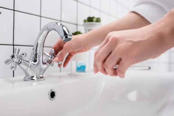 Banyoda Elinde Diş Fırçası Olan Bir Kadın — Stok fotoğraf