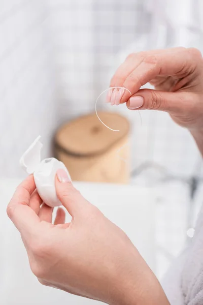 Vista Recortada Mujer Sosteniendo Contenedor Con Hilo Dental Baño — Foto de Stock