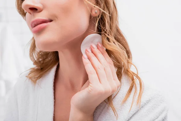 Vista Recortada Mujer Aplicando Tóner Con Almohadilla Algodón Cuello —  Fotos de Stock