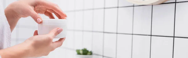 Vista Recortada Mujer Sosteniendo Frasco Con Crema Facial Baño Pancarta — Foto de Stock