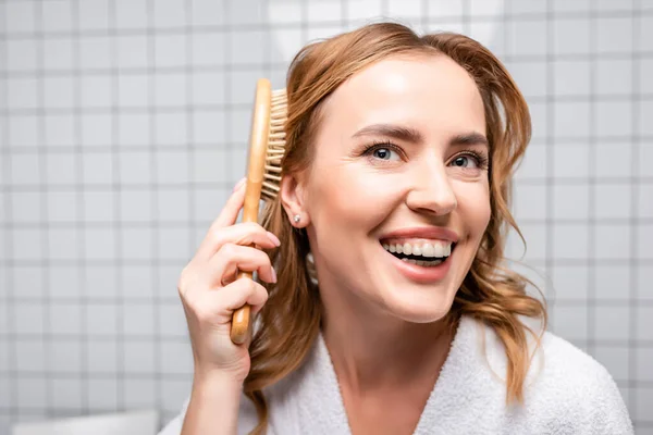 Mulher Feliz Sorrindo Escovando Cabelo Banheiro — Fotografia de Stock