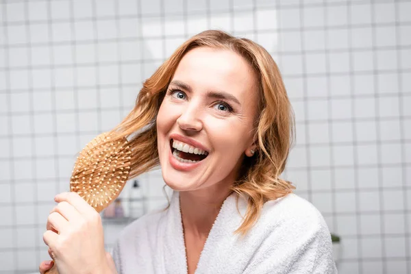 Freudige Frau Lächelt Und Bürstet Haare Badezimmer — Stockfoto