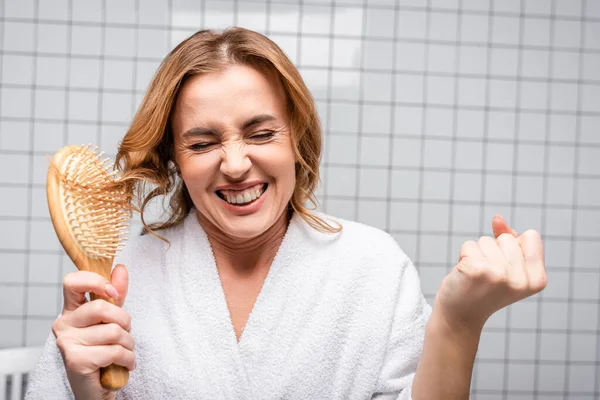 Mulher Espantada Roupão Banho Branco Escovando Cabelo Banheiro — Fotografia de Stock