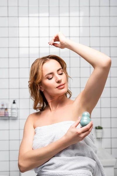 Žena Bílém Ručníku Zvedání Ruku Použití Deodorant Role Koupelně — Stock fotografie