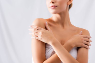 Çıplak omuzlara dokunan genç bir kadın manzarası.