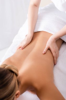 Müşterinin masaj masasında sırt masajı yaparken çekilmiş görüntüsü. 