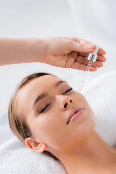 Esteticista Segurando Pipeta Aplicando Soro Rosto Cliente Salão Spa — Fotografia de Stock