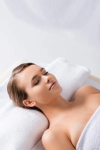 Kvinna Med Slutna Ögon Ligger Massage Bord Spa Salong — Stockfoto