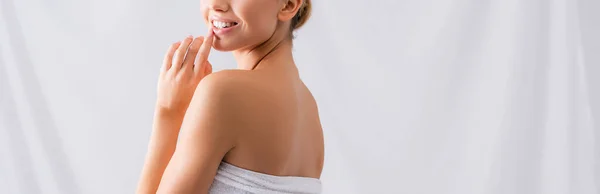 Visão Parcial Jovem Mulher Alegre Tocando Lábios Sorrindo Branco Banner — Fotografia de Stock