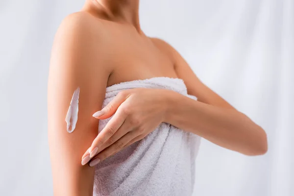 Cropped View Young Woman Applying Body Lotion White — Stock Photo, Image