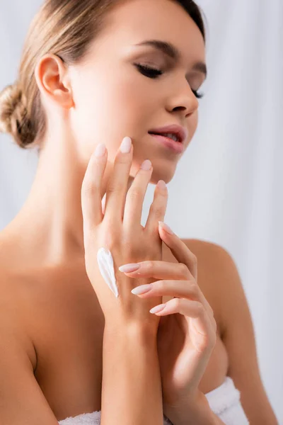 Young Woman Bare Shoulders Cream Hand White — Stock Photo, Image