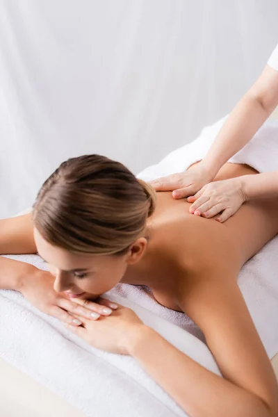 Massagista Massageando Volta Cliente Deitado Mesa Massagem — Fotografia de Stock