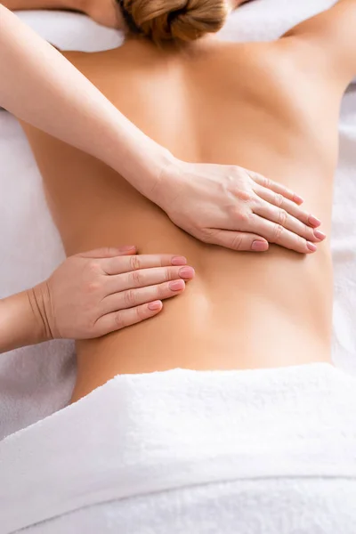 Vista Parziale Del Massaggiatore Massaggiatore Cliente Sul Tavolo Massaggio — Foto Stock