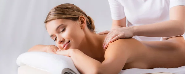 Massagista Massageando Cliente Satisfeito Deitado Mesa Massagem Banner — Fotografia de Stock