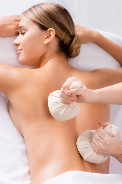 Vista Superior Massagista Massageando Cliente Com Sacos Ervas Salão Spa — Fotografia de Stock