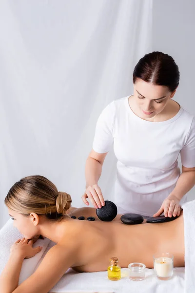 Massagista Fazendo Massagem Pedra Quente Para Cliente Salão Spa — Fotografia de Stock