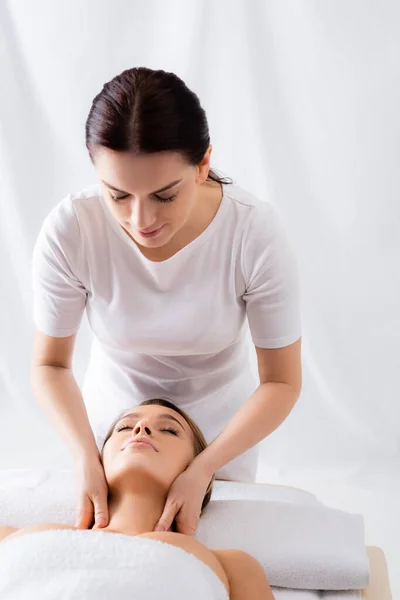 Masajista Haciendo Masaje Cuello Cliente Con Los Ojos Cerrados Salón —  Fotos de Stock