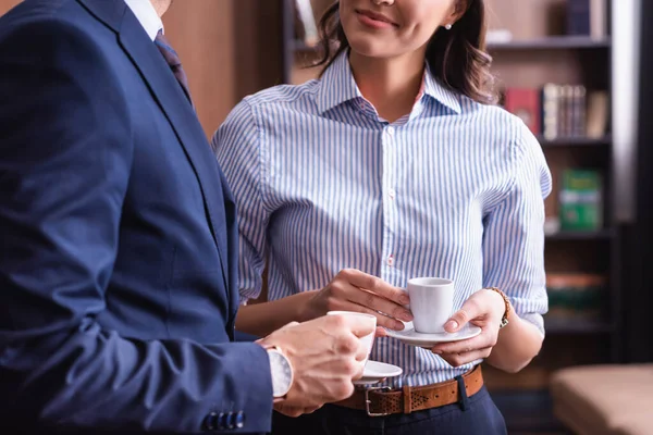 Partiell Bild Affärspartners Som Håller Koppar Kaffe Restaurang — Stockfoto