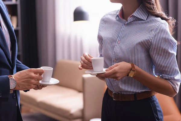 Gedeeltelijke Weergave Van Collega Uit Het Bedrijfsleven Die Een Kop — Stockfoto