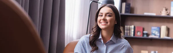 Szczęśliwy Młody Bizneswoman Uśmiechnięty Kamery Restauracji Zamazanym Pierwszym Planie Baner — Zdjęcie stockowe