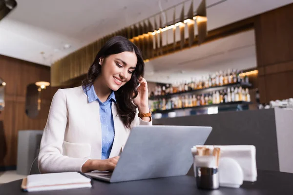 Joyful Freelancer Talking Mobile Phone Laptop Restaurant Blurred Foreground — Stock Photo, Image