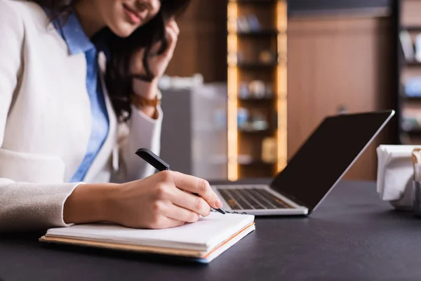 Bijgesneden Weergave Van Freelancer Schrijven Notebook Buurt Laptop Restaurant Wazig — Stockfoto