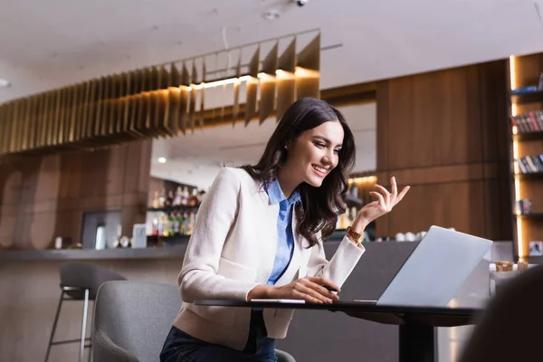 Animado Teleworker Gesto Enquanto Olha Para Laptop Restaurante Foreground Borrado — Fotografia de Stock