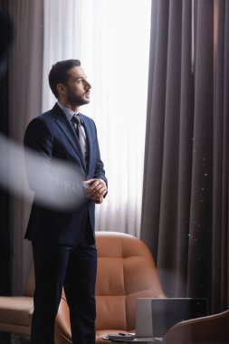 Genç Arap işadamı modern restoranda duruyor. 