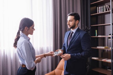 Arap işadamı, modern restoranın ortağına para veriyor 