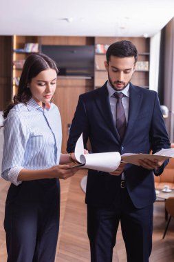 Restoranda evraklarla çalışan çok ırklı iş adamları. 