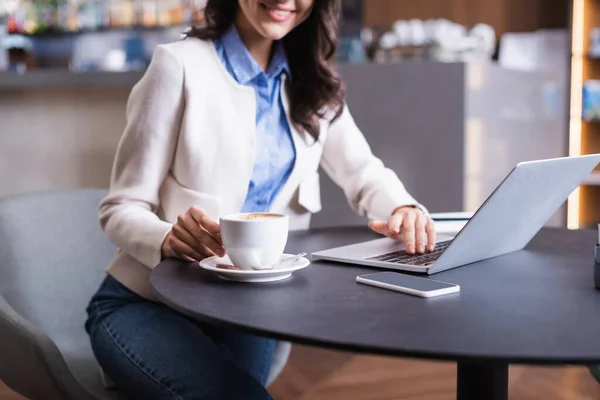 Visão Parcial Freelancer Sorrindo Tomar Xícara Café Mesa Com Laptop — Fotografia de Stock