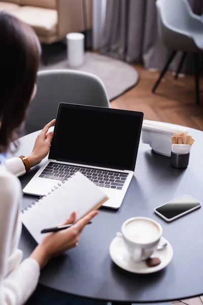 Cropped View Freelancer Holding Notebook Laptop Blank Screen Blurred Foreground — Stock Photo, Image