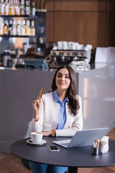 Young Freelancer Looking Away While Holding Credit Card Restaurant — Stock Photo, Image