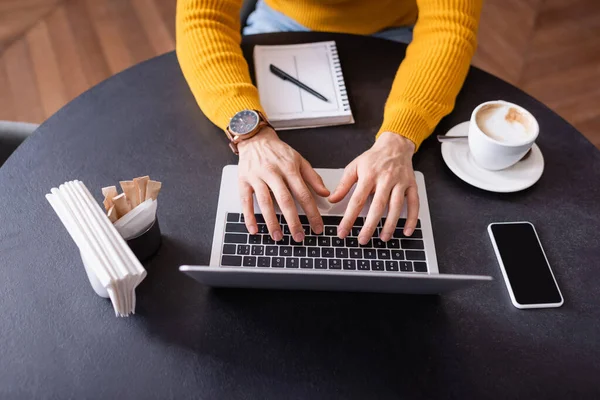 Beskärd Över Frilansare Skriva Laptop Nära Kopp Kaffe Och Anteckningsbok — Stockfoto